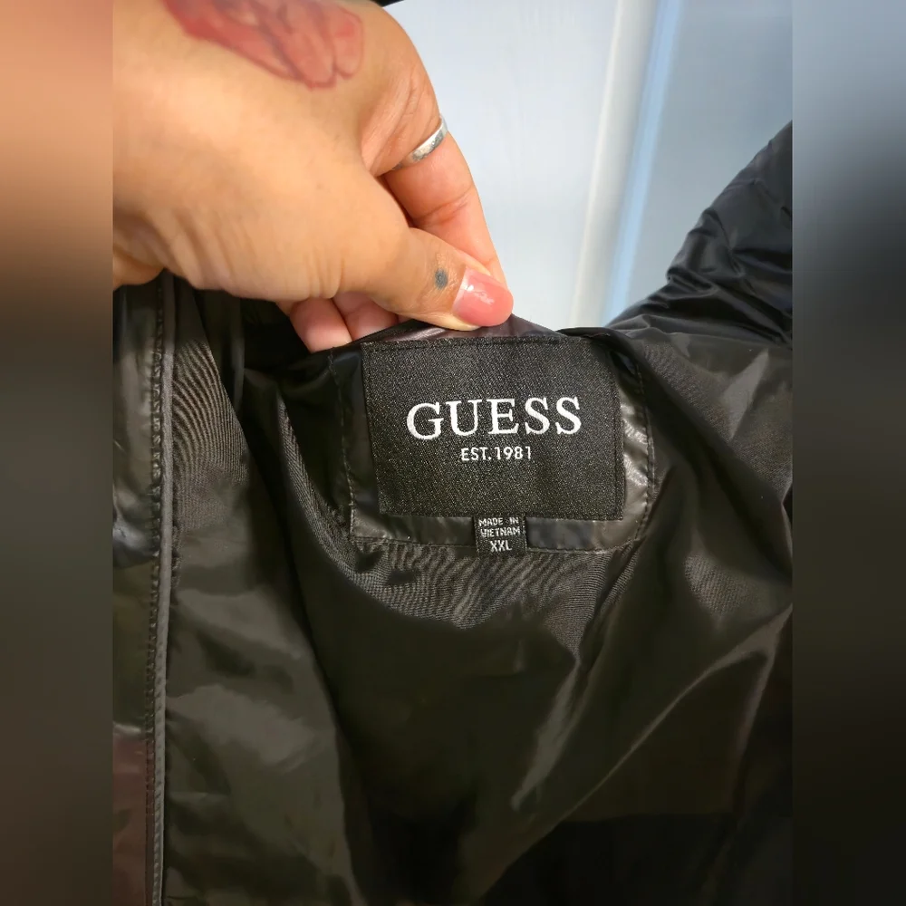 Guess Men's Puffer Jacket - Black and Green - Picture 11 of 14